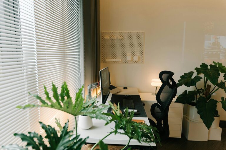 Consejos prácticos para crear un espacio de trabajo en casa cómodo y eficiente